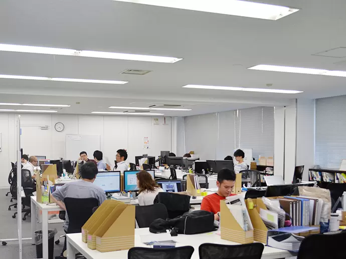 ワンフロアのオフィスは部署の垣根なくフラットな環境です◎