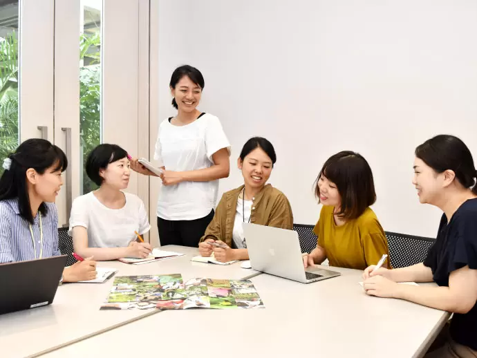 緑あふれる本社では、多くの女性社員が活躍しています。