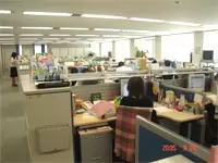 日差しの差し込むきれいなオフィス空間