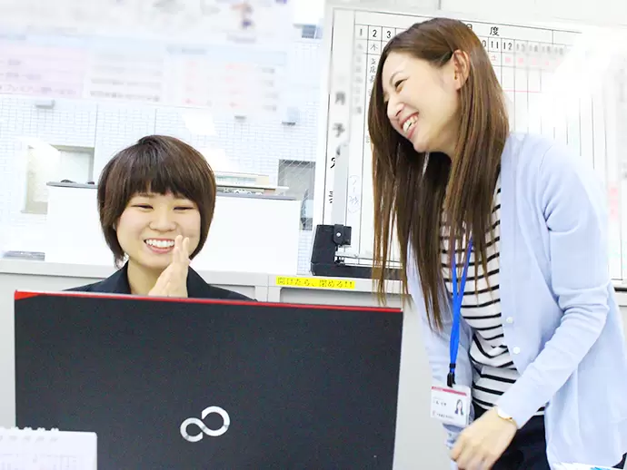 ワンフロアで全員の顔が見える距離の近さがあるからこそいつでもフォローが可能♪