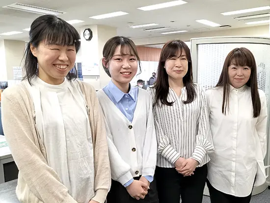 大阪本社の事務スタッフさん。明るい職場です。