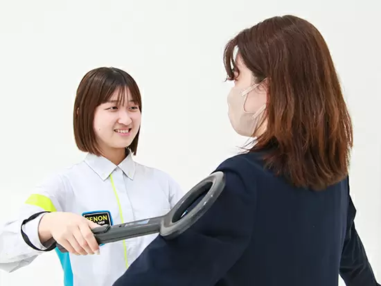 搭乗前に必ず通る「手荷物チェック」。お任せするのは、皆さんもお世話になったであろう"あの係"の人です！