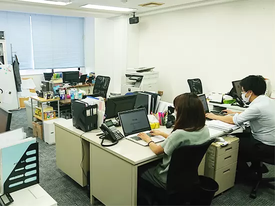 お互いの顔が見え、社員同士の距離が近い環境です。わからないことがあれば何でも相談してください！