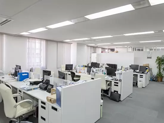 白を基調としたオフィス内は清潔で明るい雰囲気