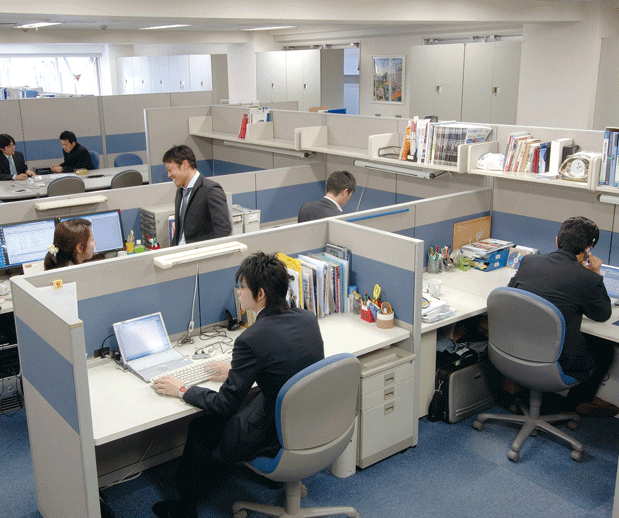 デスクも広々で、業務に集中できる環境です！