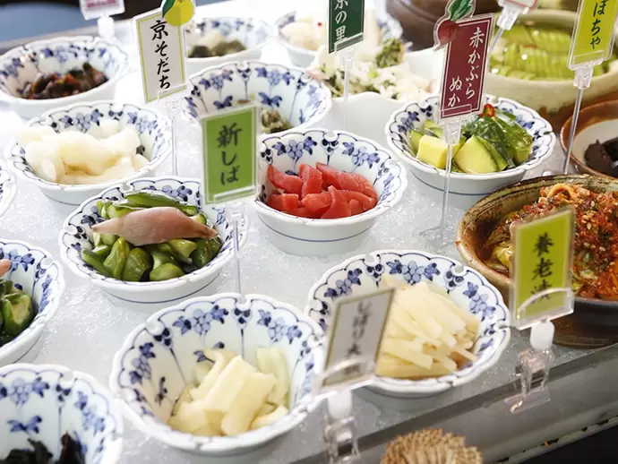 試食コーナーには彩り豊かなお漬物。新商品をいち早く味見することもできます