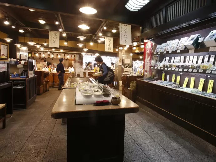 広々とした店内で、じっくり商品を選ぶお客様に丁寧な接客を行います