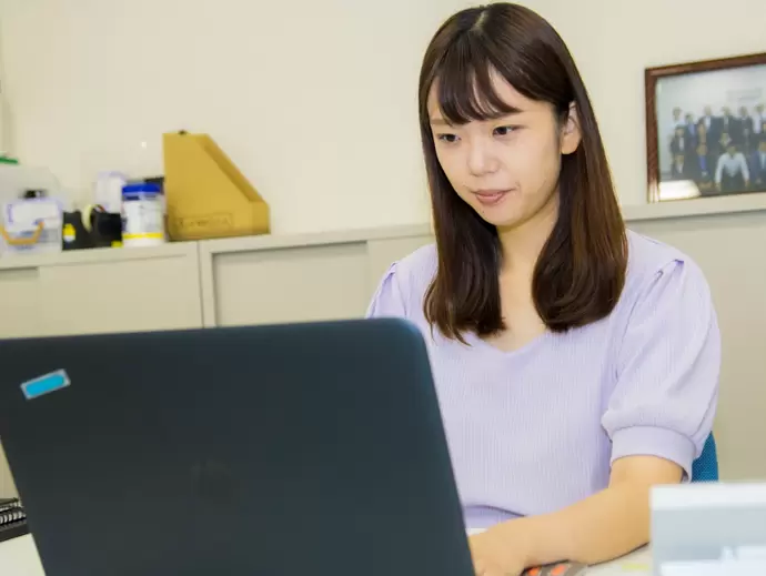 住宅ローンの審査など、営業のサポート役として幅広い業務を行っています。
