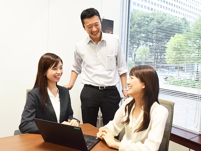 チーム制でのお仕事で社員同士の距離も近いため、何か分からないことがあっても気軽に相談できます。