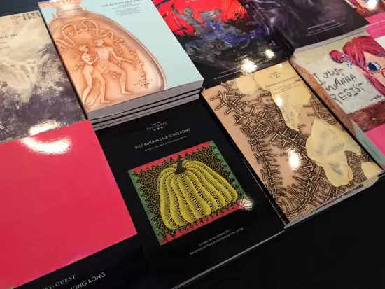 オークション開催時のカタログ。出品作品の説明や参考文献などが記載してあります。