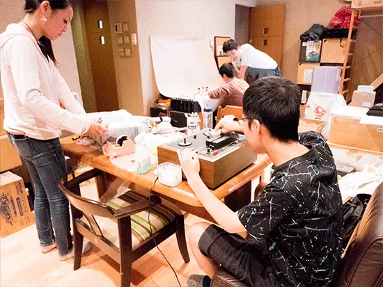 20~50代の幅広い年代のスタッフが活躍中♪いつもアットホームな雰囲気が流れています※作業所での風景です