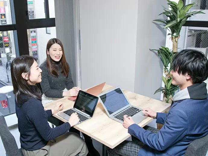 キレイで開放感のある赤坂本社オフィス。気持ちよく快適に働ける環境です！