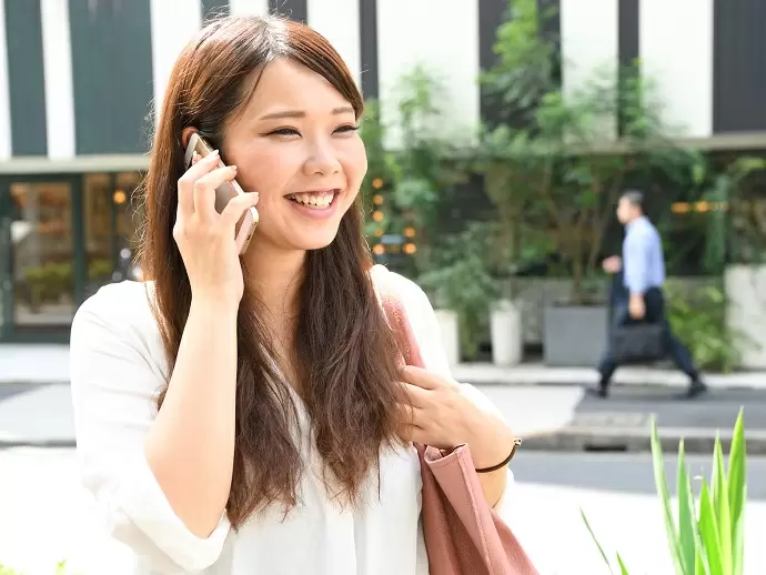 【外出シーン】社内で黙々と仕事をするだけでなく、時には外出するのも気分転換に。