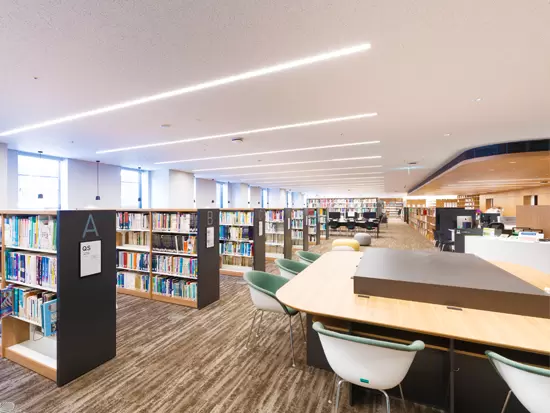 図書館にて勤務となります！新しくキレイな環境です