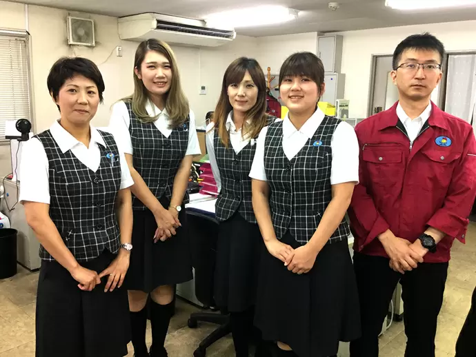 事務スタッフの一部です。皆さん、優しい人ばかりなんです！一番右の女性が一番の先輩なんですよ☆