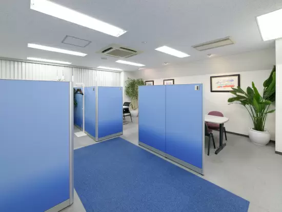 ブルーを基調とした落ち着いたスペースでお客様をお迎えします。