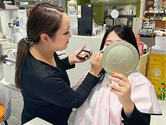 『楽しく仕事をしてほしい』という代表の想いから、ネイルOK！商品は社員割引制度でおトクに購入できます。