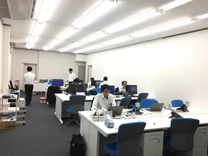 オフィスはみんなで準備中です。明るくてキレーですよ☆