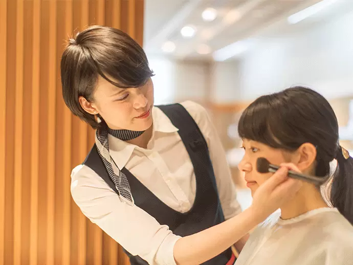 お客様に合う化粧品をセレクトして試していただきます。会話を楽しみながら、美を提供してください。