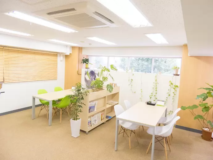 店内の商談スペースもゆったり◎客層に合わせてシンプルなインテリアにもこだわっています。