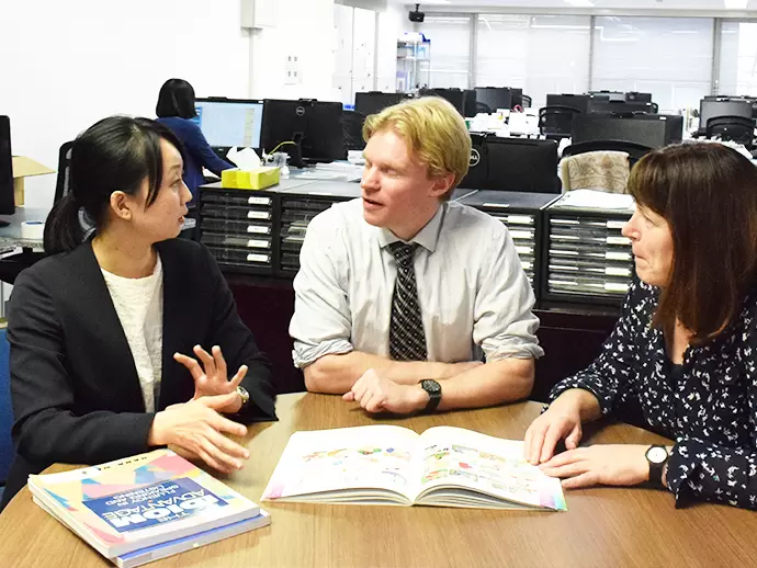 外国人講師の相談に乗ったりと、授業以外のサポートも。もちろん、会話は全て英語で行なわれます。