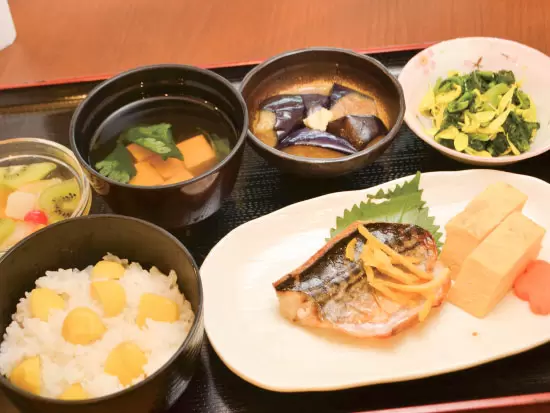 学校や福祉施設、社員食堂で提供される給食。社会に欠かせない役割を担っています！