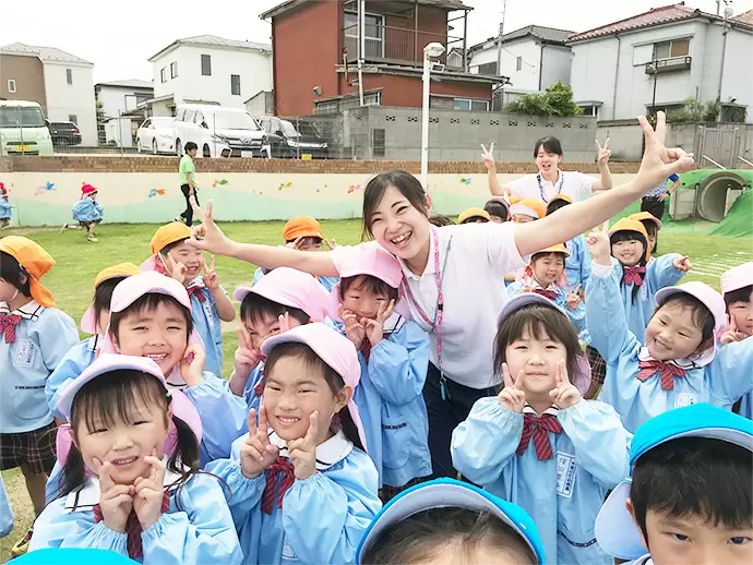 広い園庭で子どもたちと思いっきり遊んだり、先生ものびのび過ごせる環境です！