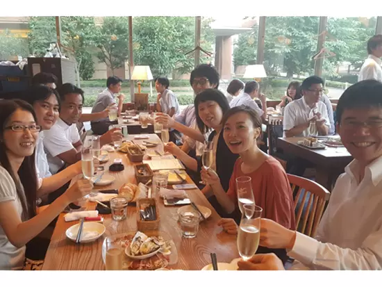 毎月の帰社日に開催する飲み会。交流を深めています♪