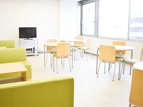 のんびり一息できる休憩室。光が差し込む居心地の良い部屋です。