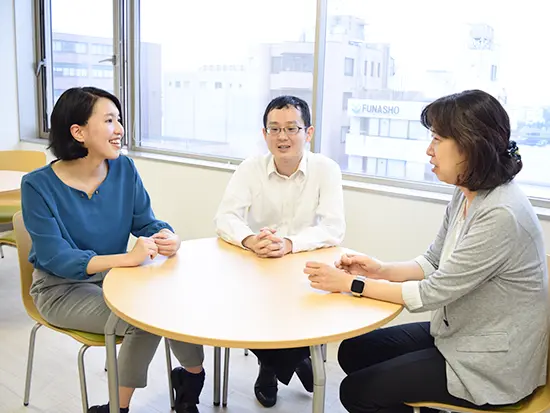 入社年次関係なく距離が近く、フラットな関係性があります。困ったことがあれば都度相談できる環境です。