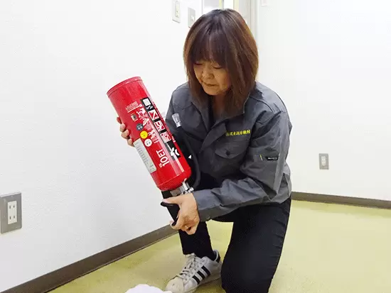 女性の先輩も活躍中。点検だけでなく、CAD図面の作成、届出書類も作成しています。