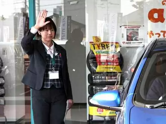 カウンターの中で待っているのではなく、進んでお出迎えする気持ちを大切にしています。