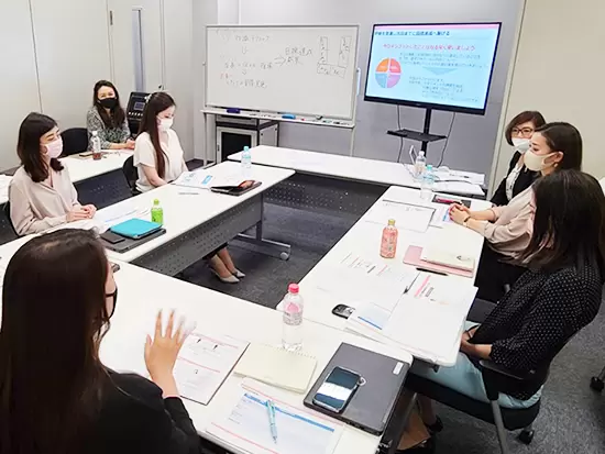 業種を問わずミーティングや勉強会を行い、美容の知識を増やせる場を多く設けています。