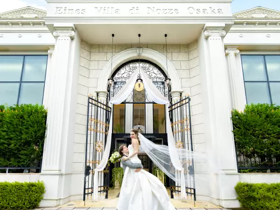 自分たちが想いを込めたドレスが映えるようにと結婚式場まで運営。京都/大阪/沖縄に5会場を展開しています