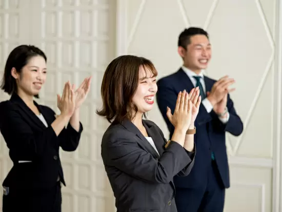 縫製、プランナー、メイク、カメラマンなど、全員で協力して特別な1日を作り上げています