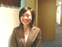 総務部の春日優子さん。「一緒に楽しく仕事しましょう☆」
