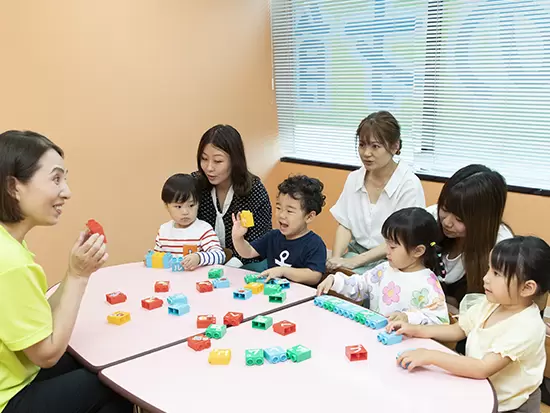 子どもたち一人ひとりに寄り添った成長サポート。こだわりの教材も、当社ならではの強みです。