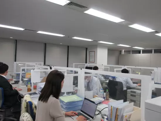 オフィスは感染対策ばっちり。パーテーションはありますが、わからないことはいつでも聞いてくださいね。