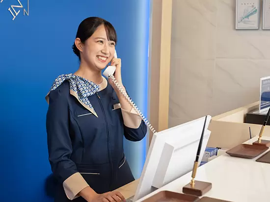コンセプトは「駅前旅館の鉄筋版」。お客様がくつろげる空間づくりには、スタッフの笑顔が欠かせません。