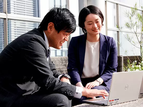 基本はリモートワークですが、時にはオフィスに出社をし、顔をあわせて仕事をすることも。