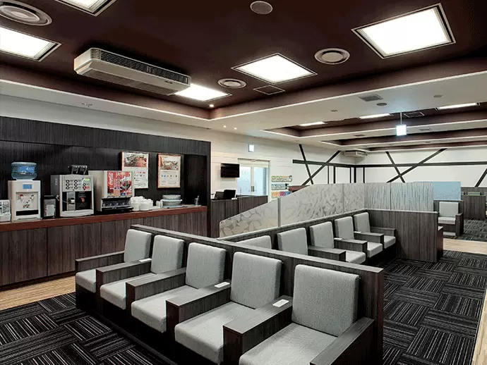 【成田国際空港 第2旅客ターミナル本館】無料ドリンクやパンフレットなど、各種サービスをご用意。