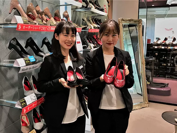 美しい姿勢と歩行を実現するため桜美林大学教授と共同開発した『ビーナスパンプス』シリーズはとても人気！