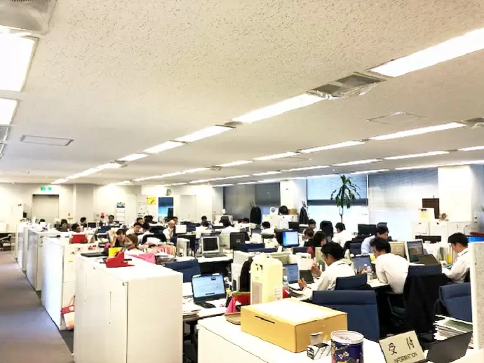 １フロアにスタッフ全員が在籍しております。風通しの良いオフィスです。