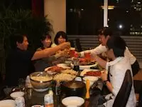 代表が料理長をつとめる「キッチン吉房営業日」。夜景のきれいな拠点で、おいしい料理とお酒を味わえます。
