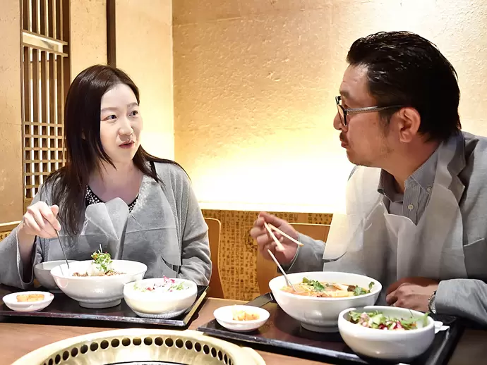 食事をしながら代表とお話。小まめなコミュニケーションが働きやすい環境をつくり出しています。