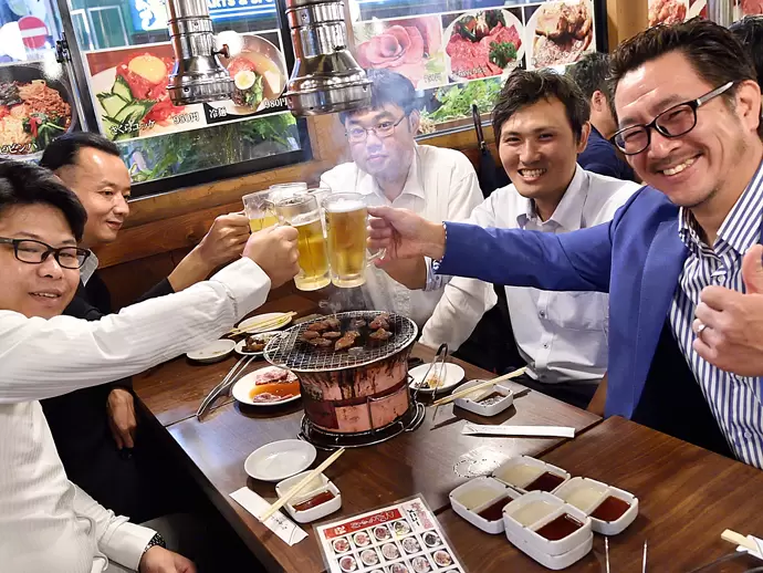 仕事の場面だけでなく、飲みに行ったり食事をするなどプライベートな付き合いも豊富です。