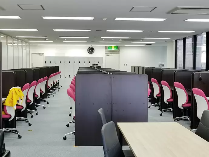 50名の大募集！一人ひとりに専用のデスクをご用意しているので、集中してお仕事に取り組めます。