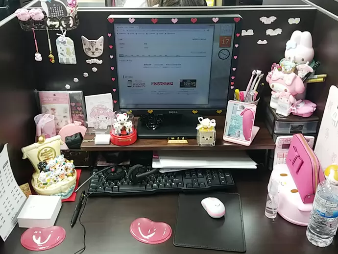 デスク周りは自由にしてOKです♪服装や髪型のオシャレも楽しめます。
