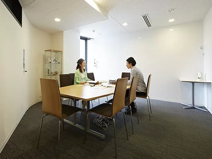 社内には気軽にミーティングを行える設備を多数完備しており、活発に話が出来る環境です。