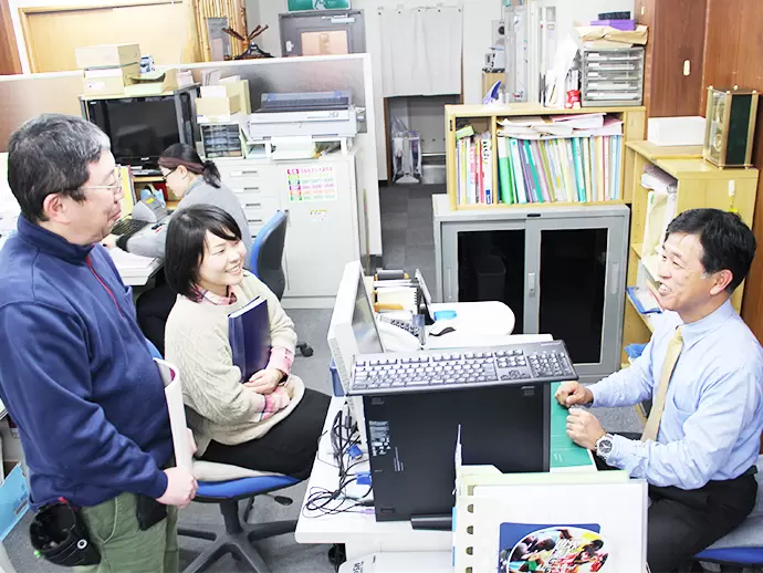 社長のデスクが社員のすぐそばにあるため気軽に仕事の相談をしてみたり。